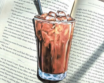 Puede incluir: Una ilustración dibujada a mano de un vaso de café helado con una pajita. El vaso está lleno de café marrón y cubitos de hielo. El vaso tiene un borde transparente y un fondo blanco. La ilustración está en estilo de dibujos animados.