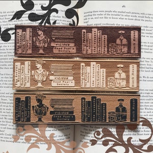 Marcador de madera con diseño de Dark Academia / Marcador estético para estantería / Marcador de madera literario / Regalo para amantes de los libros / Marcador personalizado