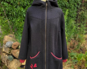 Schwarz, Roter Walkmantel, Walkjacke, Übergangsjacke aus Walk, Schwarze Jacke aus Walk, mit Herzen Love Revolution Gr. 32 bis 58