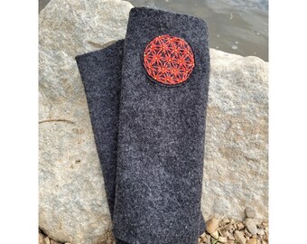 Stulpen Arm mit Blume des Lebens, Stulpen Walk, Woll Stulpen, Dunkelgraue Stulpen aus Wolle mit Stickerei und Perlen,