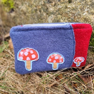 Fliegenpilz Tasche klein, kleines Blau/Rotes Täschchen, Geldbeutel aus Walk mit Fliegenpilzen, Reißverschluss