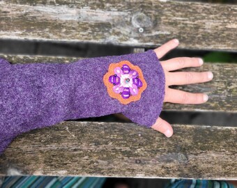 Walk arm warmers purple for women with flower, wrist warmers purple mottled embroidered with a flower in size S/meter single piece