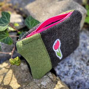 Tulpen Täschchen, kleine Tasche, Geldbeutel aus Walk, Grau/ grünes Täschchen mit Reißverschluss und Tulpe