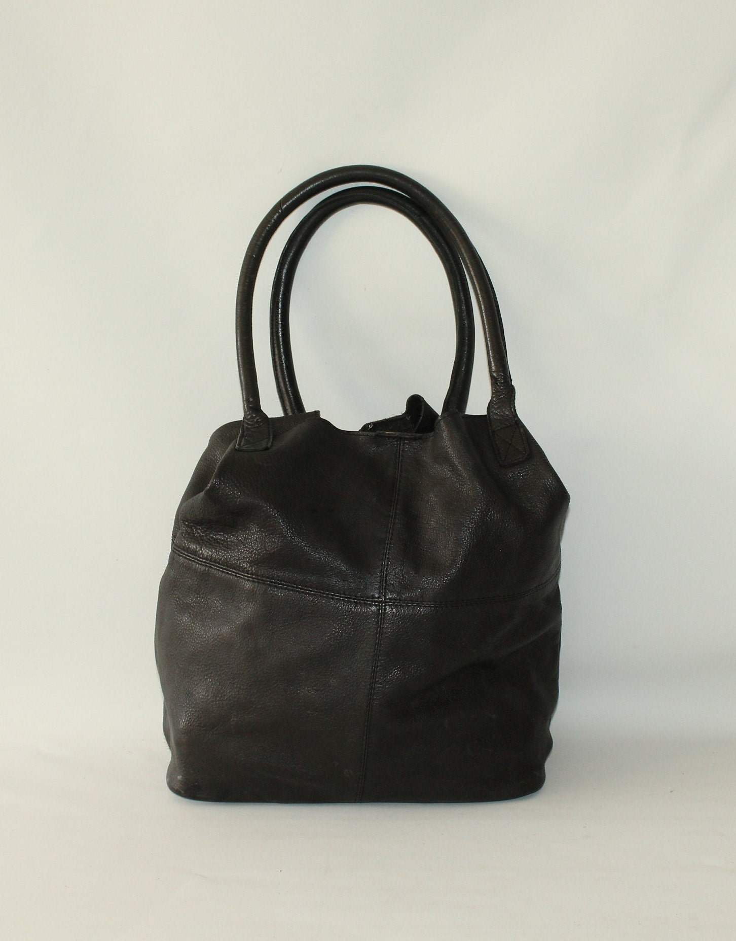 Vintage used Women s Black Leather Gigi Magnetic Snap Hand Bag Shoulder Bag Tote Bag Shopper Bag