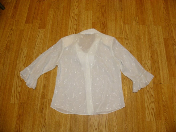 Vintage Nice White Embroidered Button ruffle 3/4 … - image 7