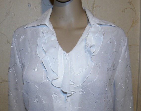Vintage Nice White Embroidered Button ruffle 3/4 … - image 3