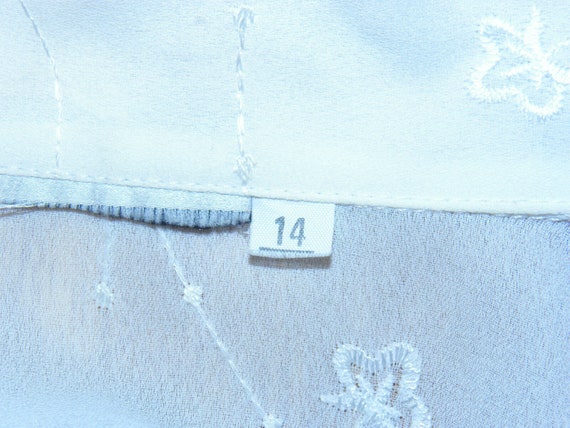 Vintage Nice White Embroidered Button ruffle 3/4 … - image 9
