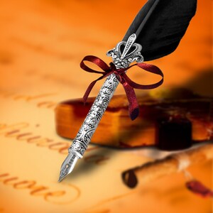 Personalized Feather Quill Pen Set — 18 Nibs, Ink, Engraved Stand — Calligraphy Gift Set, Writer Gift + Gold Foil Note Card bild 5