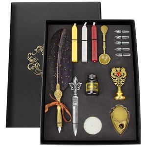 Ensemble plume et encre - Stylo plume ancien, tampon de cire, cire, bougie, cuillère, ouvre-lettre, support pour crayons, plumes et réservoir d'encre dans une boîte cadeau