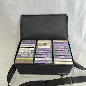 Lot de 60 cassettes de musique gospel dans un étui de voyage souple double face