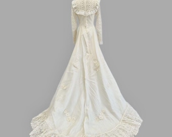 Vintage 70s Victorian Stye Wedding Dress W/ Chapel Train, Elbow Veil size Small