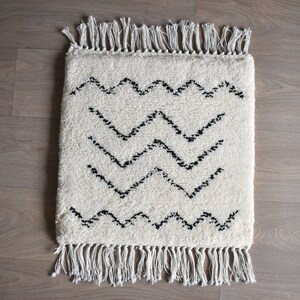 Moroccan Berber Beni Ouarain Rug  53 x 54 cm  1,74 x 1,77 ft