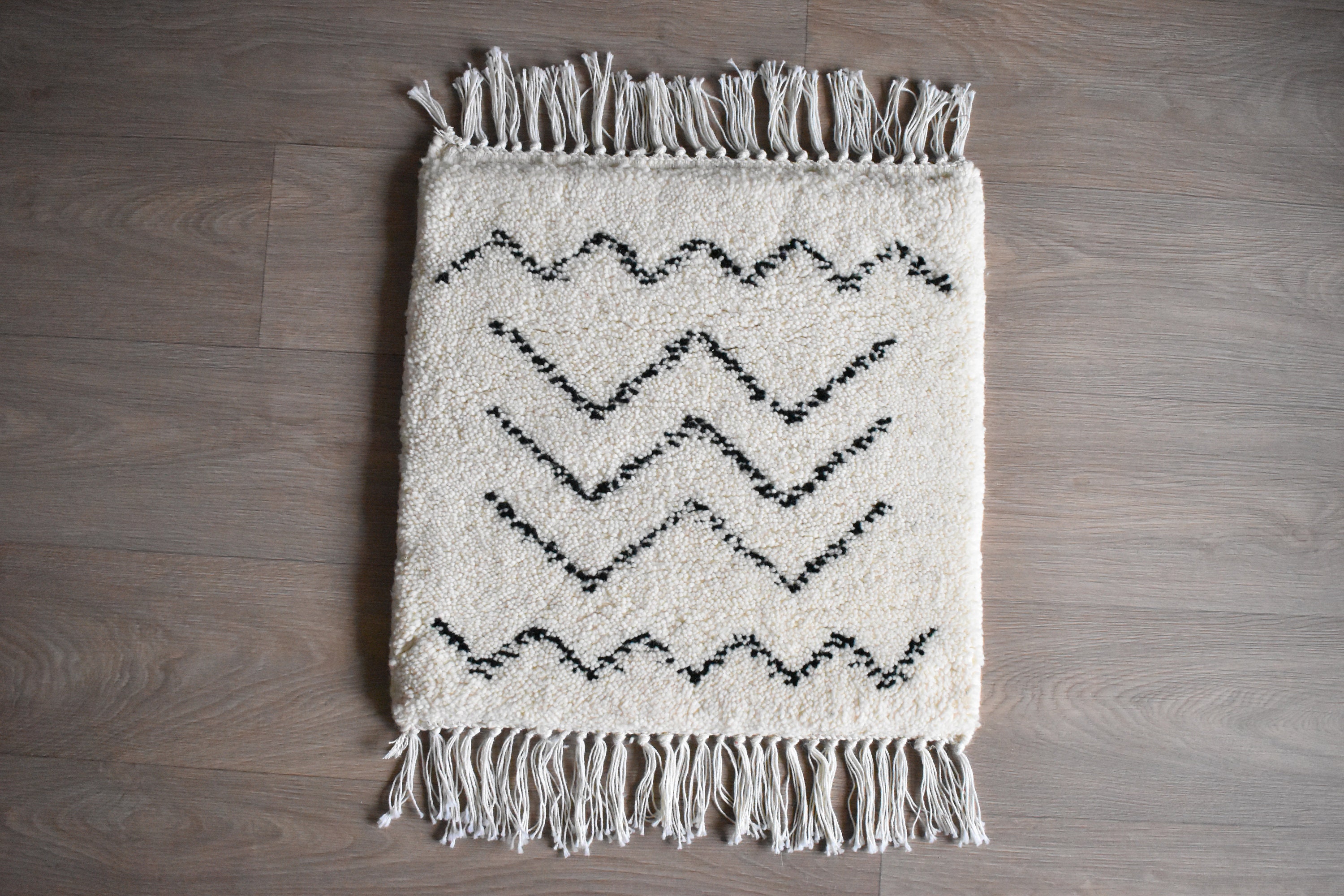 Moroccan Berber Beni Ouarain Rug  53 x 54 cm  1,74 x 1,77 ft