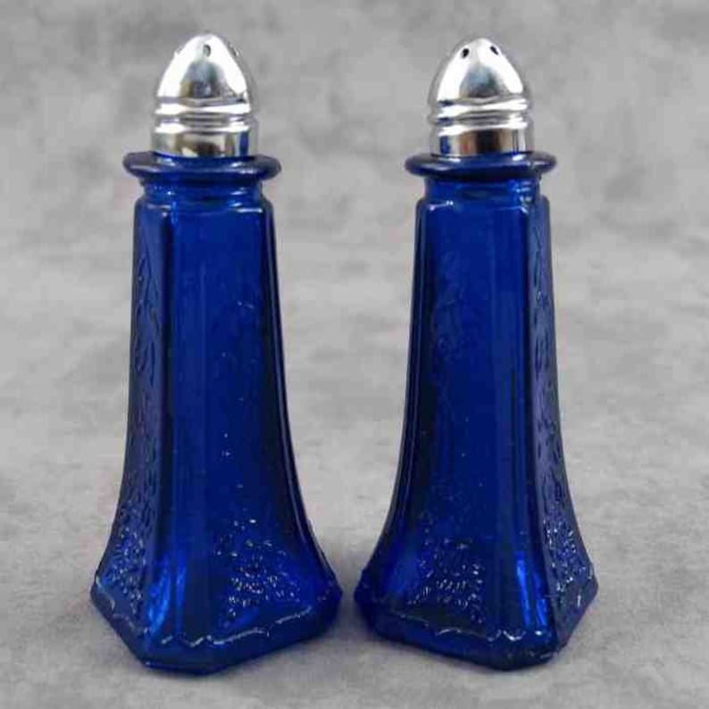 Cobalt BLUE Glass Floral SALT /& PEPPER Shaker Set Depression Style Glass