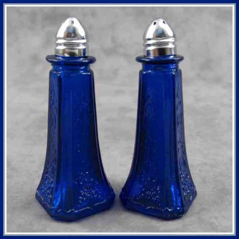 Cobalt BLUE Glass Floral SALT /& PEPPER Shaker Set Depression Style Glass