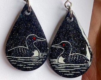 Pendientes colgantes de loro con purpurina hechos a mano, pendientes de ave lobo canadiense, gotas Hollanov hipoalergénicas de acero inoxidable.