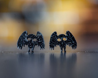 Kleine Mottenmann-Ohrstecker: Kryptiden-Ohrringe aus Kunstharz mit hypoallergenen Edelstahlstiften