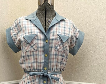 vintage années 1970 Pink & Blue Plaid Poly-Blend Button Front House Dress (Taille 10)