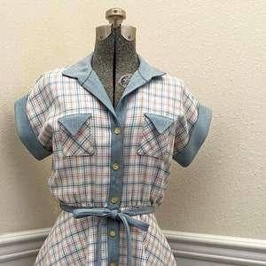 Vintage 1970s Pink & Blue Plaid Poly-Blend Button Front House Dress (Size 10)