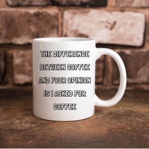 Könnte beinhalten: Eine weiße Kaffeetasse mit schwarzem Text, der lautet: "Der Unterschied zwischen Kaffee und deiner Meinung ist, dass ich Kaffee bestellt habe."
