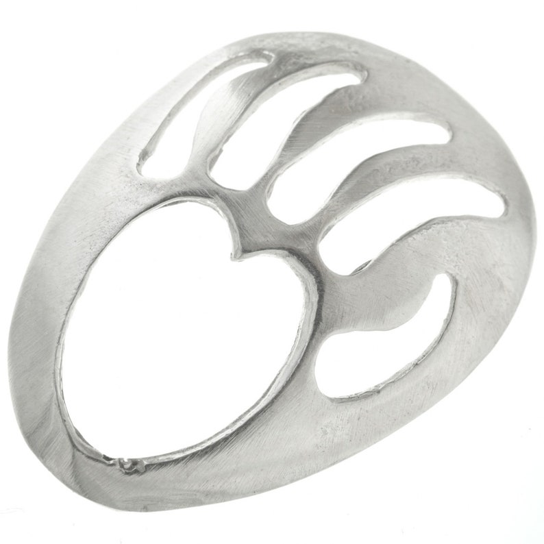 K&ouml;nnte beinhalten: Ein silberner Metallring mit einem ausgeschnittenen Design, das einer Handabdruck &auml;hnelt.