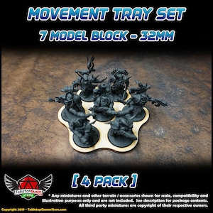 K&ouml;nnte beinhalten: Ein h&ouml;lzernes Movement Tray Set f&uuml;r Tabletop-Spiele, das sieben Miniaturmodelle aufnehmen kann. Das Tablett ist f&uuml;r 32-mm-Basen konzipiert und mit "MOVEMENT TRAY SET" und "7 MODEL BLOCK - 32MM" beschriftet. Das Bild enth&auml;lt auch den Text "[4 PACK]" und das TabletopGamerStore-Logo.