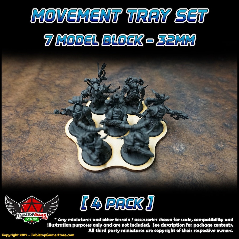 K&ouml;nnte beinhalten: Ein h&ouml;lzernes Movement Tray Set f&uuml;r Tabletop-Spiele, das sieben Miniaturmodelle aufnehmen kann. Das Tablett ist f&uuml;r 32-mm-Basen konzipiert und mit "MOVEMENT TRAY SET" und "7 MODEL BLOCK - 32MM" beschriftet. Das Bild enth&auml;lt auch den Text "[4 PACK]" und das TabletopGamerStore-Logo.