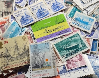 Puede incluir: Una colección de sellos postales antiguos de todo el mundo. Los sellos presentan una variedad de diseños, que incluyen barcos, botes y otros temas náuticos. Algunos de los sellos están en inglés, mientras que otros están en idiomas extranjeros. Los sellos son de varios colores, incluidos rojo, azul, verde y amarillo.
