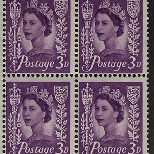 Może przedstawiać: Cztery fioletowe znaczki pocztowe z portretem królowej Elżbiety II. Każdy znaczek ma nadrukowany tekst "Postage 3d".