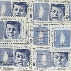 Stamp Art, Blu, JFK, John Fitzgerald Kennedy, E il bagliore di quel fuoco può veramente illuminare il mondo, 5 centesimi, USA, francobolli usati di grandi dimensioni