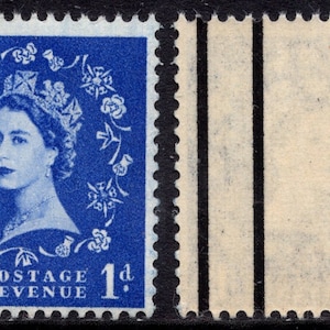 Może przedstawiać: Niebieski znaczek pocztowy w stylu vintage z portretem kobiety w koronie i naszyjniku, otoczonej kwiatowym wieńcem. Znaczek głosi "1d POSTAGE REVENUE 1d". Znaczek jest prostokątny z perforowaną krawędzią.