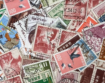 Puede incluir: Una colección de sellos postales antiguos con varios diseños y colores. Los sellos presentan imágenes de personas, edificios y pájaros. Algunos sellos tienen texto y números japoneses, con una variedad de denominaciones.
