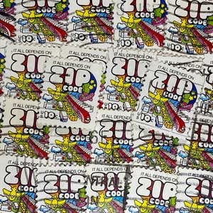 Puede incluir: Una colección de sellos postales antiguos con las palabras "ZIP CODE" en letras audaces y coloridas. Cada sello incluye la frase "IT ALL DEPENDS ON" y una ilustración caprichosa de un tren, edificios y nubes. Los sellos están valorados en 10 centavos.