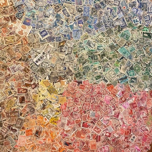 Stamp Art, francobolli d'epoca ordinati per colore, molti duplicati, 100 francobolli