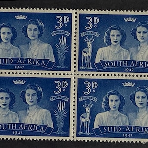 Op de afbeelding: Vier blauwe postzegels met een portret van koningin Elizabeth II en een springbok. De postzegels zijn uit Zuid-Afrika en werden uitgegeven in 1947. De tekst op de postzegels luidt "3d" en "Zuid-Afrika" of "Suid-Afrika".