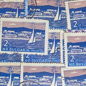 Timbres artistiques bleus, bateau/navire, ville côtière, 2 rue, Bulgarie, grands timbres oblitérés