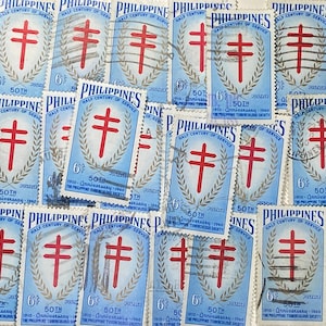 Può includere: Una collezione di francobolli vintage delle Filippine, con un simbolo di croce rossa all'interno di una ghirlanda di foglie. I francobolli sono blu e bianchi con il testo "Philippines Half Century of Service" e "50th Anniversary 1910-1960 The Philippine Tuberculosis Society".