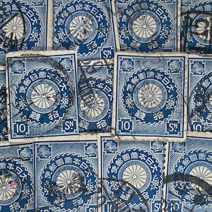 Stamp Art, blauw, chrysant, 10 Sen, Japan, gebruikte stempels op papier op vierkant gesneden