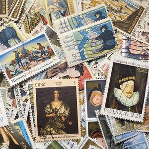 Puede incluir: Una colección de coloridos sellos postales con figuras históricas, obras de arte y diversos diseños. Algunos sellos muestran texto como "Missouri" y "Cuba". Los sellos son de diferentes tamaños y formas, con bordes dentados.