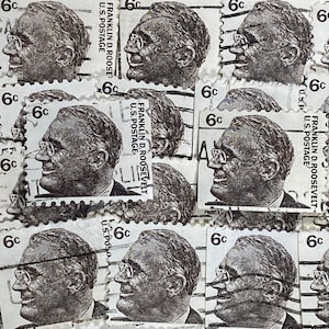 Könnte beinhalten: Eine Nahaufnahme einer Sammlung von Vintage-Briefmarken mit einem Porträt von Franklin D. Roosevelt. Jede Marke hat einen Nennwert von 6 Cent und den Text "FRANKLIN D. ROOSEVELT U.S. POSTAGE".