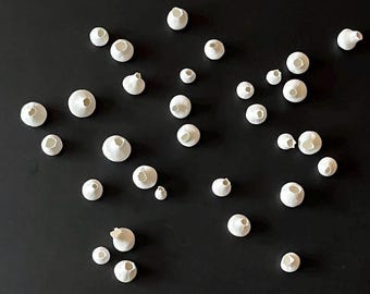 Handgemaakte wandsculptuur van klei – 31-delige organische Wabi-Sabi kunst