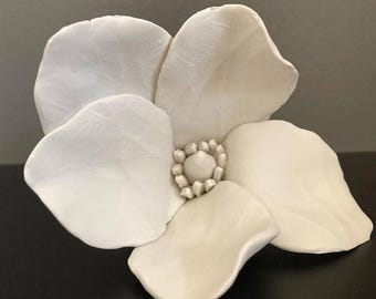 Klei magnolia muurbloem - unieke handgebouwde kleibloem