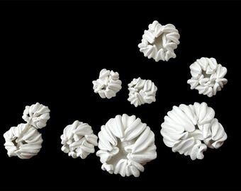 Handgemaakte moderne kleichrysant, keramische bloemenkunst, botanische beeldhouwkunst, op de natuur geïnspireerd interieur