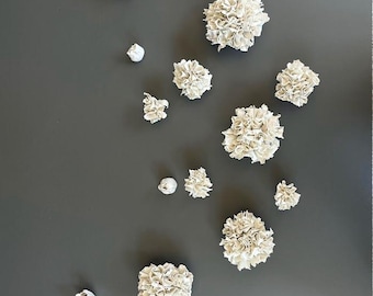 Handgemaakte moderne kleianjers, keramische bloemenkunst, botanische beeldhouwkunst, op de natuur geïnspireerd woondecor