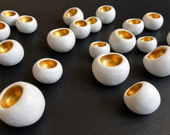 Handgemaakte kleibal muurkunst - witgouden kleiaccentset