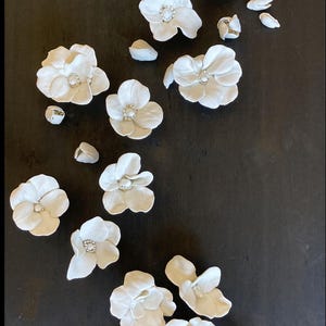 Agrupación de flores de magnolia - 11 flores y 9 capullos - Flor artística de arcilla / Flor de cerámica hecha a mano