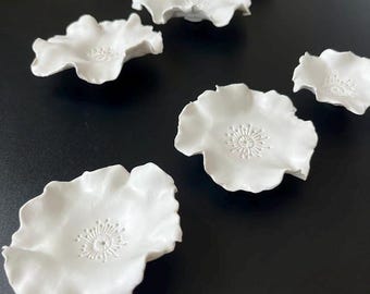 Handgemaakte klei klaproos muurkunst - set van 8, moderne bloemensculptuur