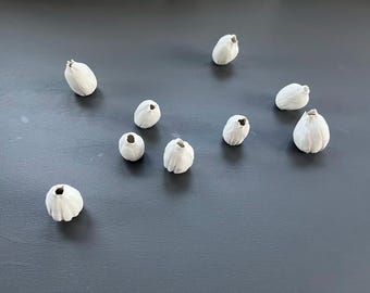 Escultura de pared de vaina de amapola de arcilla hecha a mano: 9 piezas de arte orgánico wabi-sabi
