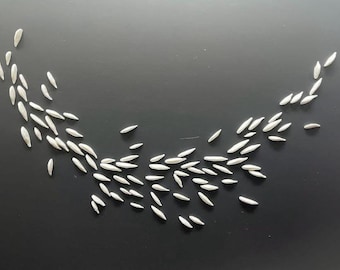 Instalación de arte mural artesanal de arcilla blanca con forma de pez – Escultura inspirada en el océano – Juego de 85