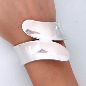 Vintage Modernist Polished Sterling Silver Double Oval Bypass Cuff Bracelet, Retro 925 Silver Wide Sculptural Cuff, Abstract Free From Cuff